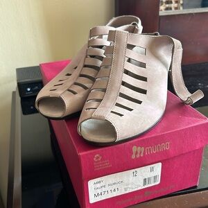 Munro sandals